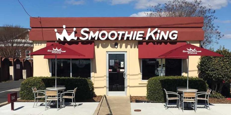 A smoothie king restaurant with outdoor seating.