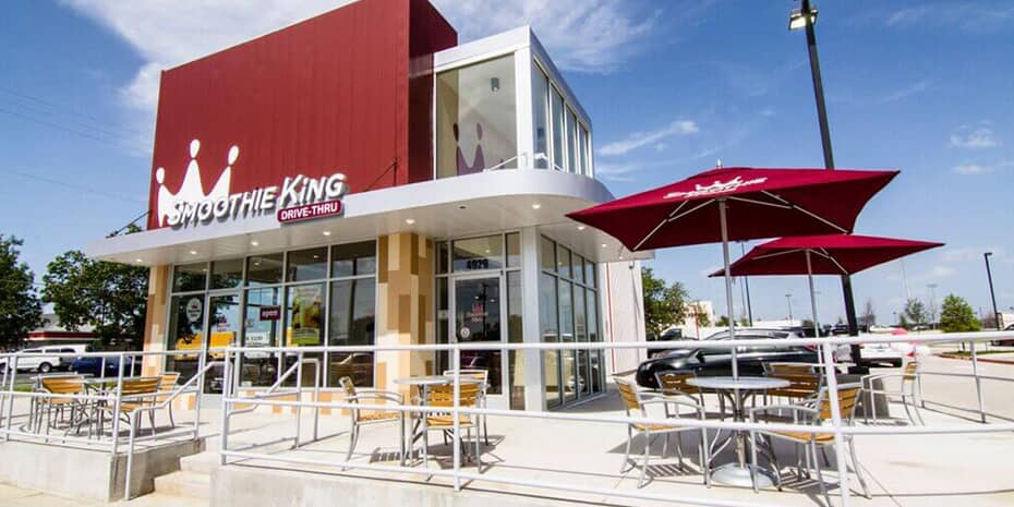 A wellness-focused franchisee of Smoothie King, serving nutritious smoothies at their cloud-themed restaurant with outdoor seating.