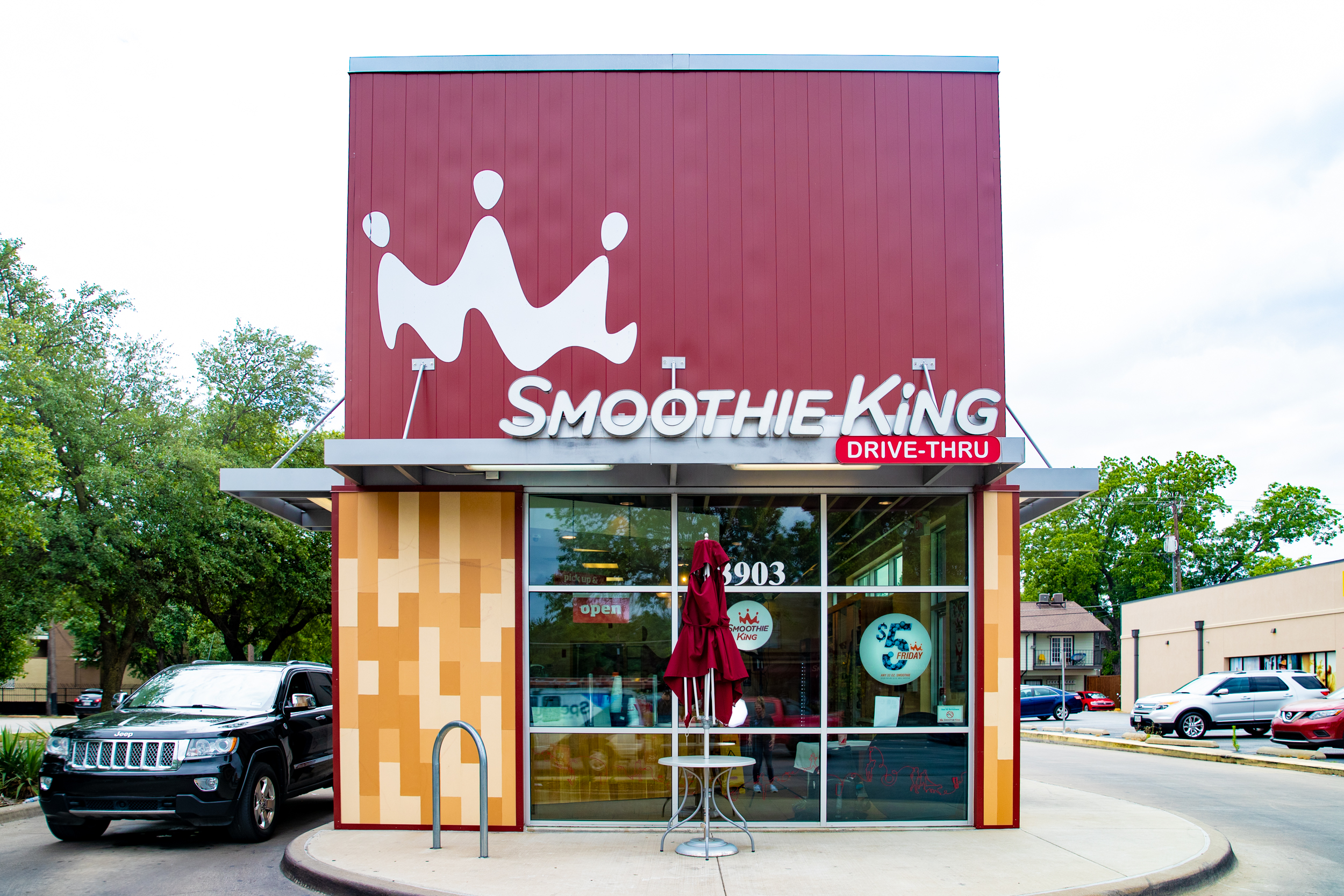 Exterior view of a Smoothie King franchise