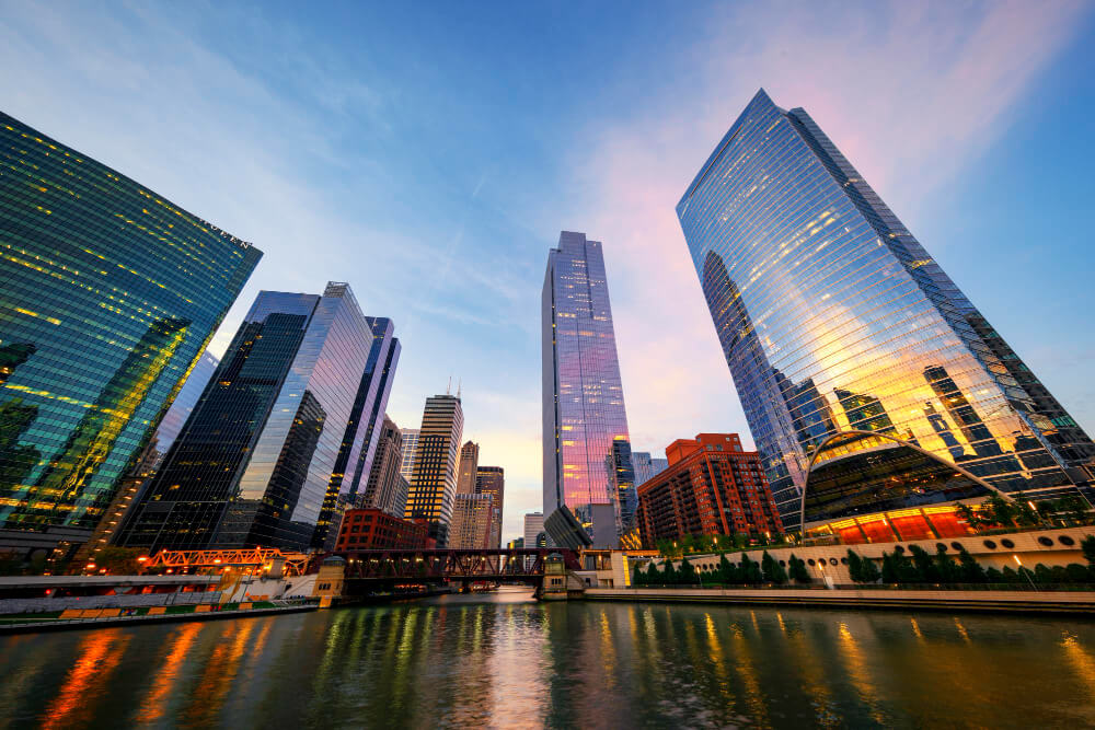 Chicago river and skyscrapers at dusk, ideal smoothie franchise opportunities in Chicago.